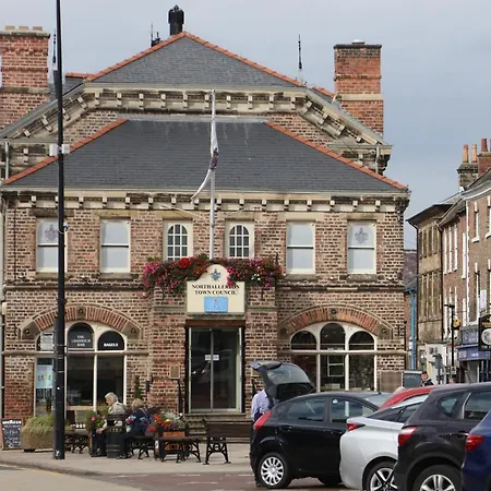 Allerton Court 3* Нортхаллертон